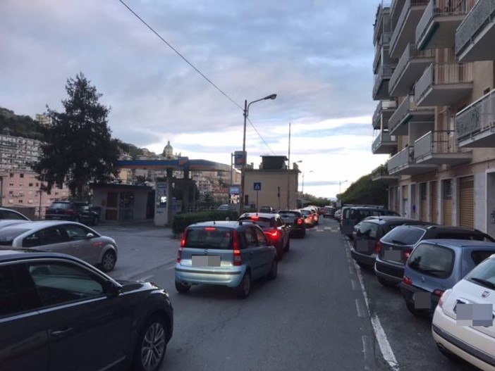 Viabilità a Sanremo, "asfalto con buche e ghiaia in via Galilei": la segnalazione (Foto)