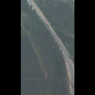 Russia in fila per la benzina, la coda infinita di auto