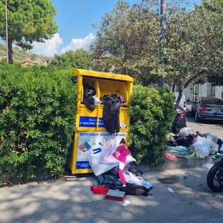 Camporosso, abiti usati abbandonati e sparpagliati in via Piave. Gibelli: "Grave degrado e mancanza di rispetto per il bene pubblico" Camporosso, abiti usati abbandonati e sparpagliati in via Piave. Gibelli: "Grave degrado e mancanza di rispetto per il bene pubblico"