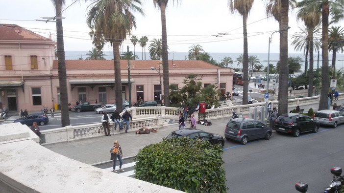 Sanremo: commercio abusivo e Vù Cumprà in corso Imperatrice, la segnalazione con foto di lettore Sanremo: commercio abusivo e Vù Cumprà in corso Imperatrice, la segnalazione con foto di lettore