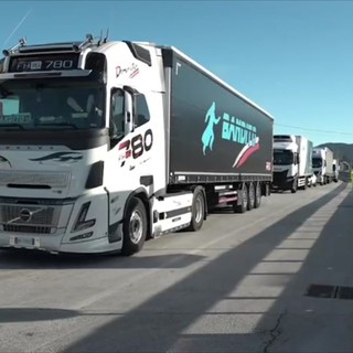Presidio autotrasportatori al confine fra Abruzzo e Molise: "Per ogni camion 8mila euro al mese di gasolio" Presidio autotrasportatori al confine fra Abruzzo e Molise: "Per ogni camion 8mila euro al mese di gasolio"
