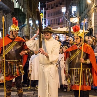 Sanremo: le foto della suggestiva e partecipata 'Via Crucis' venerdì sera nel centro città