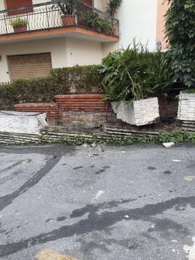 Sanremo: auto impazzita in Corso Inglesi, il conducente ha divelto un vaso di fiori e abbandonato il mezzo, la segnalazione di un nostro lettore Sanremo: auto impazzita in Corso Inglesi, il conducente ha divelto un vaso di fiori e abbandonato il mezzo, la segnalazione di un nostro lettore