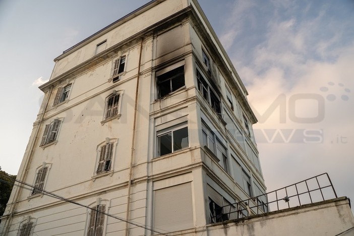 Sanremo: segnaletica orizzontale di fronte a Villa Helios, i ringraziamenti da via Bonmoschetto Sanremo: segnaletica orizzontale di fronte a Villa Helios, i ringraziamenti da via Bonmoschetto