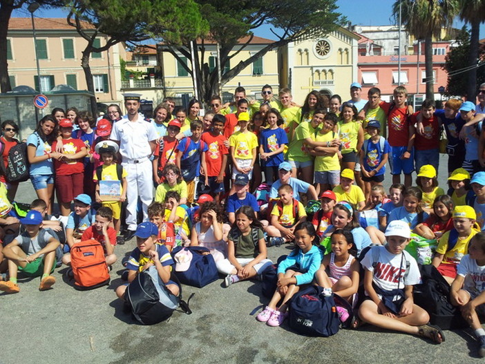 Diano Marina: oggi visita dei bambini di Bibiana all'Ufficio Locale Marittimo Diano Marina: oggi visita dei bambini di Bibiana all'Ufficio Locale Marittimo