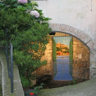 Valloria: una delle oltre 100 porte dipinte