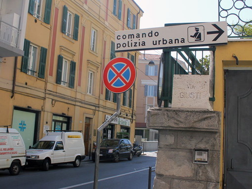 Sanremo: la denuncia di un lettore, troppe persone prendono via Giusti in contromano