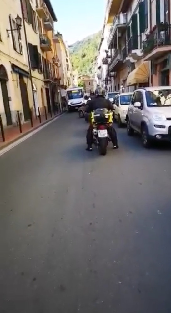 Dolceacqua: auto in sosta vietata in via Martiri Patrioti, la segnalazione del consigliere Igor Cassini