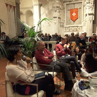 Roberto Vecchioni protagonista a 'Cervo in blu… d’inchiostro' con il suo libro “La vita che si ama. Storie di felicità”