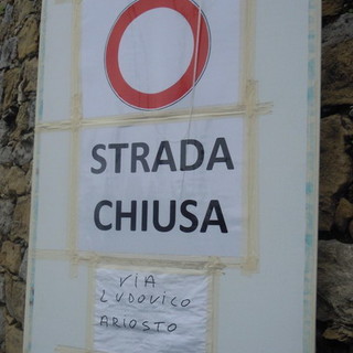 Sanremo: lavori finiti in via L. Ariosto ma nessuno ha tolto il cartello, la segnalazione del lettore Silvano Bracco