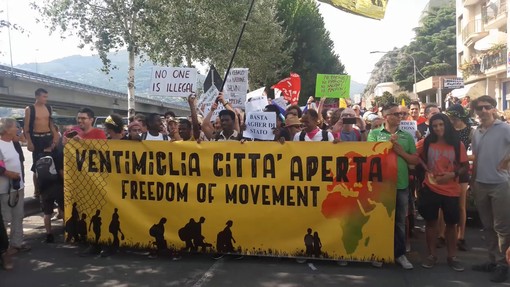 Ventimiglia: sabato scorso alcuni manifestanti sono entrati nel cimitero per bere, la replica "Gesto di necessità e non irrispettoso" Ventimiglia: sabato scorso alcuni manifestanti sono entrati nel cimitero per bere, la replica "Gesto di necessità e non irrispettoso"