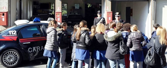 'Cultura della legalità', gli alunni della Scuola ‘Asquasciati’ in visita alla caserma dei Carabinieri di Sanremo 'Cultura della legalità', gli alunni della Scuola ‘Asquasciati’ in visita alla caserma dei Carabinieri di Sanremo