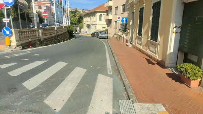 Trasferita in via Siffredi la fermata taxi di viale Matteotti a Imperia Trasferita in via Siffredi la fermata taxi di viale Matteotti a Imperia