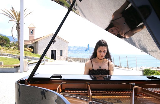 Bordighera: la pianista bordigotta Veronica Rudian a Sant'Ampelio per girare un video musicale (foto)