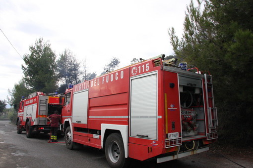 Imperia: a fuoco la tettoia di una villetta sull'argine destro, intervento dei Vigili del Fuoco Imperia: a fuoco la tettoia di una villetta sull'argine destro, intervento dei Vigili del Fuoco
