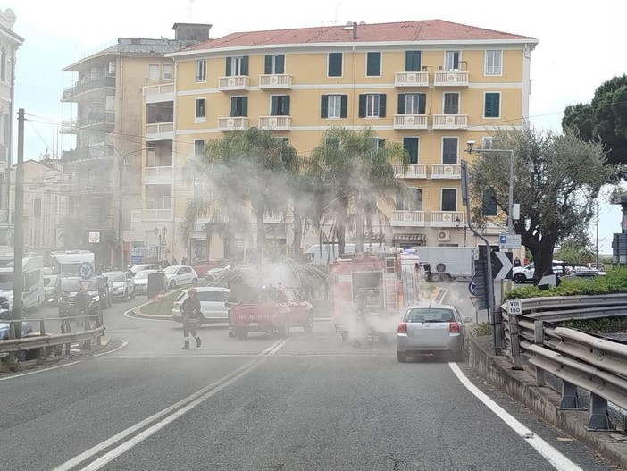 Ventimiglia, veicolo in fiamme alla rotonda di Largo Torino: traffico in tilt (Foto)