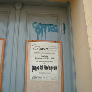 Imperia: writers imbrattano le targhe della sede, la protesta dell'Auser Filo d'Argento