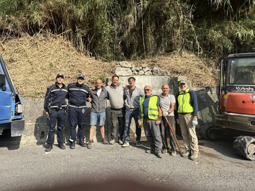 Camporosso, volontari puliscono strada degli Olandesi. Gibelli: "Trovati rifiuti abbandonati" (Foto)