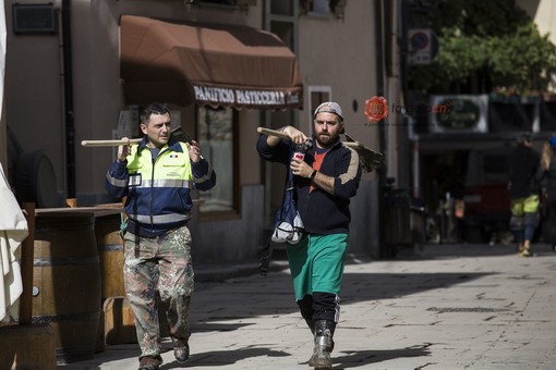 A Limone Piemonte c'è voglia di ripartire: giovani e volontari armati di pala per tornare al più presto alla normalità (Foto) A Limone Piemonte c'è voglia di ripartire: giovani e volontari armati di pala per tornare al più presto alla normalità (Foto)