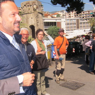 Il sindaco Zoccarato in via Montà per salutare i volontari al lavoro