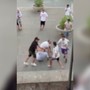 Giovani pestano a sangue un anziano in piazza nel Napoletano, il video choc Giovani pestano a sangue un anziano in piazza nel Napoletano, il video choc