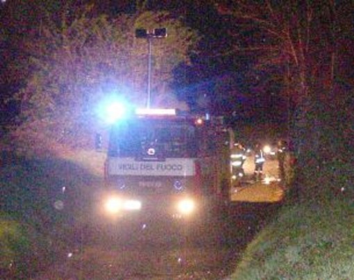 Sanremo: due incendi di sterpaglie nella notte, intervengono i Vigili del Fuoco