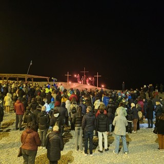 Vallecrosia al Mare, Venerdì Santo: comunità riunita per la via Crucis sul lungomare (Foto e video)