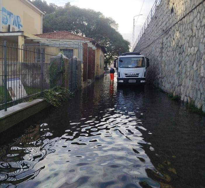 Ventimiglia, Leuzzi (Pd): "Strade e marciapiedi allagati a ogni pioggia intensa, un disagio ormai strutturale" (Video)