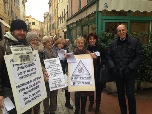 Imperia: continua la protesta dei dipendenti provinciali. In corso oggi un'intensa attività di volantinaggio per la città Imperia: continua la protesta dei dipendenti provinciali. In corso oggi un'intensa attività di volantinaggio per la città