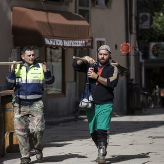 A Limone Piemonte c'è voglia di ripartire: giovani e volontari armati di pala per tornare al più presto alla normalità (Foto) A Limone Piemonte c'è voglia di ripartire: giovani e volontari armati di pala per tornare al più presto alla normalità (Foto)