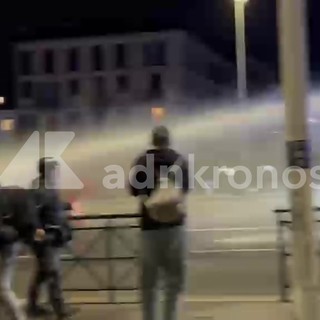 Violenti scontri a Torino: manifestanti lanciano bottiglie e pietre, polizia usa lacrimogeni e idranti Violenti scontri a Torino: manifestanti lanciano bottiglie e pietre, polizia usa lacrimogeni e idranti
