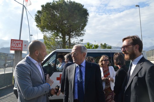 Ventimiglia: l’europarlamentare francese Jean Arthuis, in visita al Campo Roja “E’ paradossale in Europa dover ristabilire delle frontiere” (Foto e Video) Ventimiglia: l’europarlamentare francese Jean Arthuis, in visita al Campo Roja “E’ paradossale in Europa dover ristabilire delle frontiere” (Foto e Video)