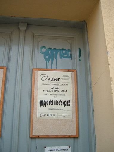 Imperia: writers imbrattano le targhe della sede, la protesta dell'Auser Filo d'Argento