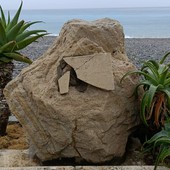 Vallecrosia al Mare, ignoti vandalizzano monumento sul lungomare (Foto)