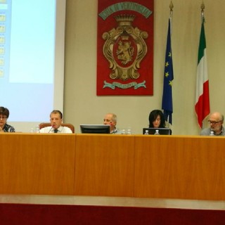 Ventimiglia: trasporto locale, bilancio partecipativo e due cittadinanze onorarie al centro del Consiglio comunale