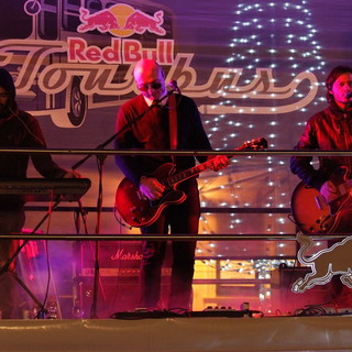 Successo del Red Bull Tourbus con i Velvet in piazza Colombo