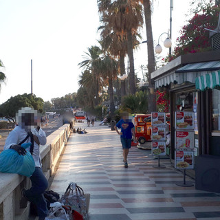 Sanremo: venditori abusivi sulla passeggiata di corso Imperatrice, lettore "Foto che si commentano da sole"