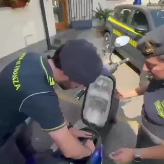 Maxi sequestro di motorini in Italia, li vendevano come bici elettriche