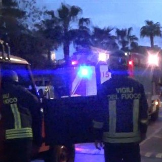Imperia: lampione si surriscalda in viale della Rimembranza, sul posto i vigili del fuoco