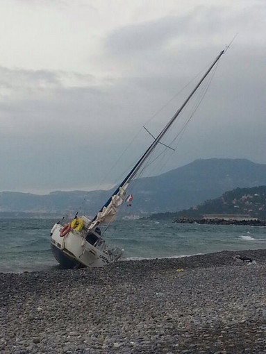 Ventimiglia: barca a vela francese arenata sul litorale per il mare mosso, intervento della Capitaneria di Porto