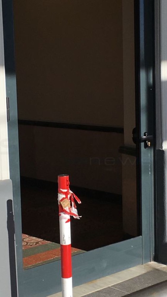Bordighera: il forte vento rompe il vetro di una delle nuove porte della stazione dei treni, sul posto Polizia Municipale e Vigili del Fuoco