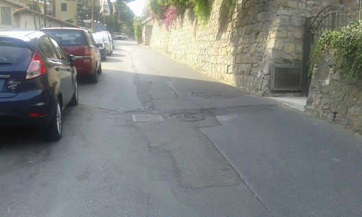Sanremo: via Borgo Tinasso ha bisogno di nuovo asfalto, lettore chiede una risposta al Comune Sanremo: via Borgo Tinasso ha bisogno di nuovo asfalto, lettore chiede una risposta al Comune