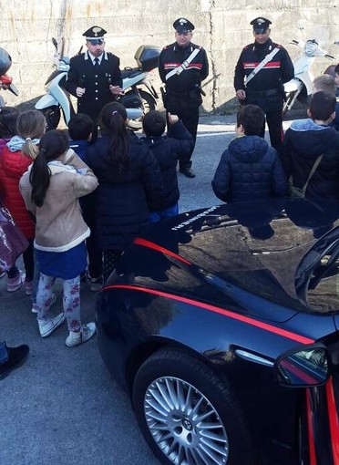 Sanremo: cultura della legalità: alunni in visita alla caserma dei Carabinieri Sanremo: cultura della legalità: alunni in visita alla caserma dei Carabinieri