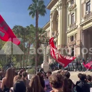 Sciopero scuola, a Roma fumogeni e bombe carta davanti Ministero Istruzione: "Valditara apri le porte" Sciopero scuola, a Roma fumogeni e bombe carta davanti Ministero Istruzione: "Valditara apri le porte"