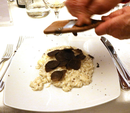 Sanremo: successo per la serata dedicata al Tartufo Nero pregiato del Ristorante del Villaggio dei Fiori con lo storytelling del giornalista Claudio Porchia. Sanremo: successo per la serata dedicata al Tartufo Nero pregiato del Ristorante del Villaggio dei Fiori con lo storytelling del giornalista Claudio Porchia.