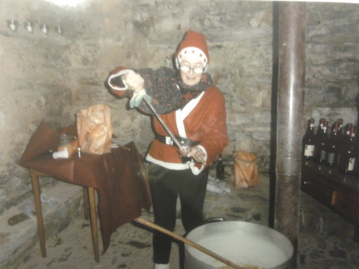 Carpasio come Rovaniemi. Aspettando la notte magica di Natale con le follettine ed il “vin ferrau” Carpasio come Rovaniemi. Aspettando la notte magica di Natale con le follettine ed il “vin ferrau”