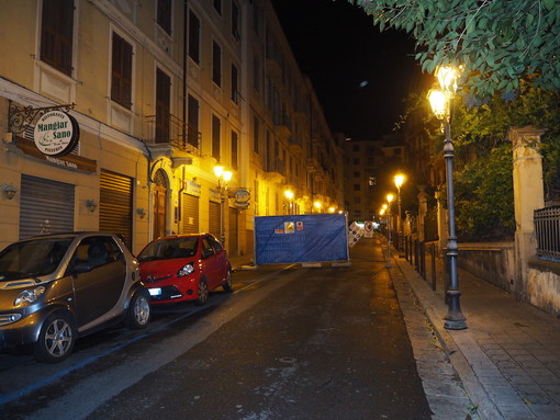 Sanremo: vento sposta transenne di un cantiere in mezzo alla strada, traffico temporaneamente interrotto in via Pallavicino