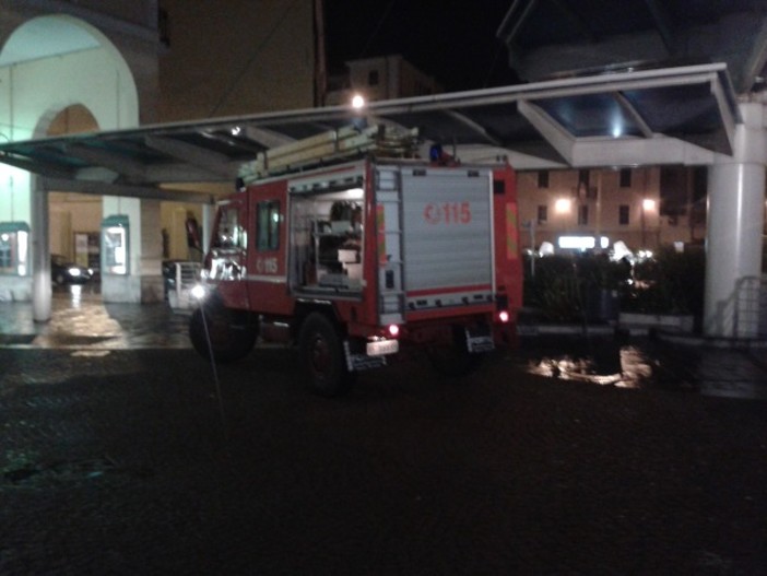 Imperia: allagata l'intercapedine attorno al grattacielo. Intervento dei Vigili del Fuoco