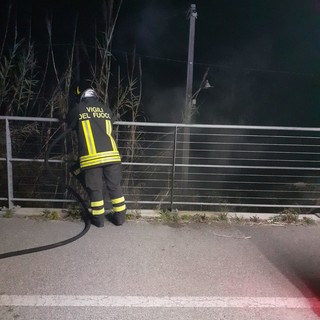 Riva Ligure, in fiamme rifiuti e un canneto: intervento dei vigili del fuoco (foto)