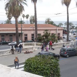 Sanremo: commercio abusivo e Vù Cumprà in corso Imperatrice, la segnalazione con foto di lettore